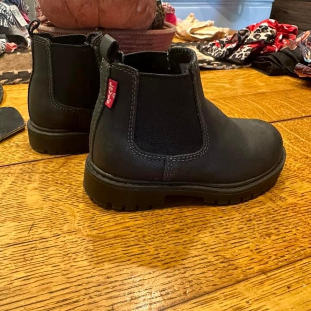Toddler 9C Levi Boots